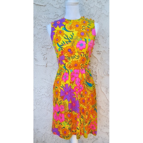 Vintage Dresses & Skirts - VINTAGE Floral Dress
